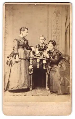 Fotografie Otto Patzig, Würzburg, Mainquai, Portrait zwei Damen mit kleinem Mädchen in Biedermeierkleidern