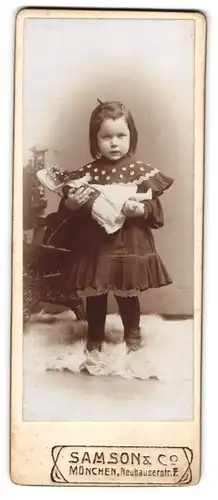 Fotografie Samson & Co., München, Neuhauserstr. 7, Portrait Mädchen mit ihrer Puppe im Arm