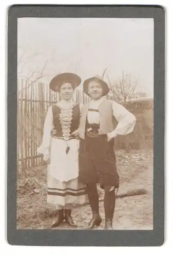 Fotografie unbekannter Fotograf und Ort, junges Paar in bayrischer Tracht zum Fasching