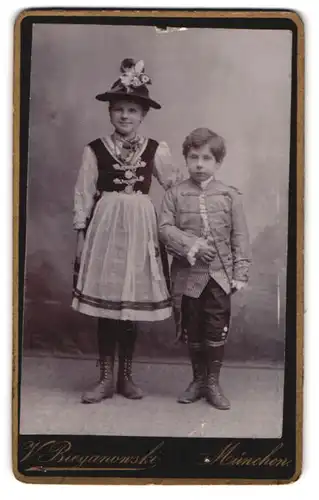 Fotografie V. Bieganowski, München, Klenzestr. 28, Portrait Mädchen und Junge in Tracht und Husaren Uniform, Fasching