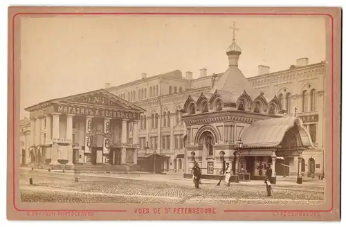 Fotografie A. Felisch, St. Petersburg, Ansicht St. Petersburg, Kapelle beim Gostinoi-Dwor, Strassenfeger, Soldaten