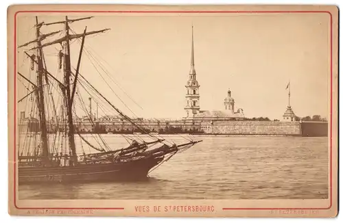 Fotografie A. Felisch, St. Petersburg, Ansicht St. Petersburg, Segelschiff vor der Citadelle