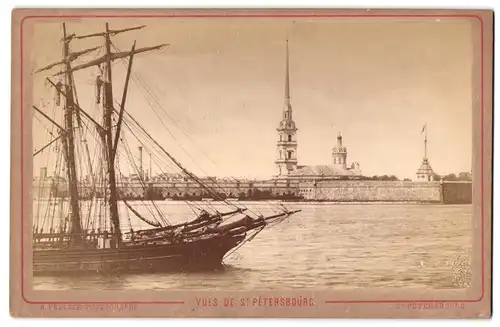 Fotografie A. Felisch, St. Petersburg, Ansicht St. Petersburg, Segelschiff vor der Festung, Citadelle