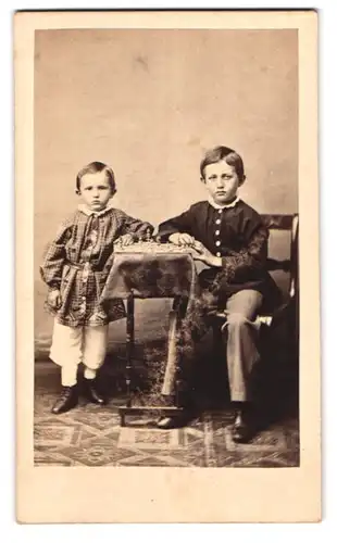 Fotografie A. Sturtzel, Nakel, Portrait zwei junge Knaben beim Schach spielen im Atelier, frühe Fotografie