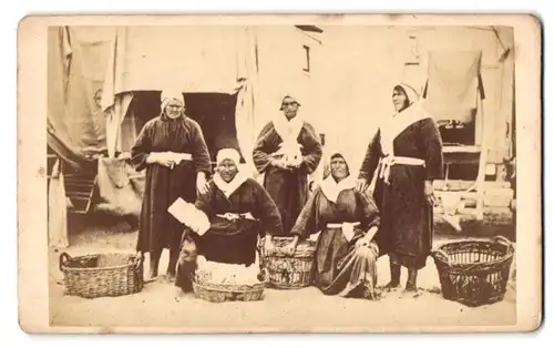 Fotografie J. van Koningsvel, Den Haag, Portrait Wäscherinnen mit frischen Handtüchern und Wäschekörben