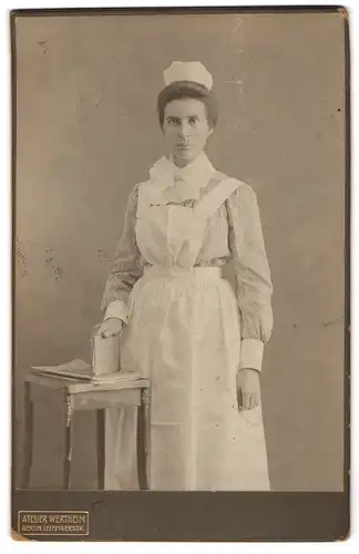 Fotografie Atelier Wertheim, Berlin, Leipzigerstr., Rot Kreuz Schwester in Uniform mit Haube