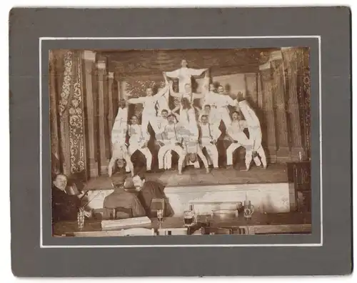 Fotografie unbekannter Fotograf, Ansicht Hainichen, Turner bei einer Probe auf der Bühne