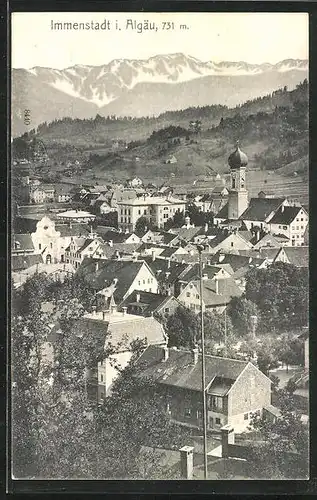 AK Immenstadt i. Algäu, Panorama aus der Vogelschau mit Kirchturm und Bergkette