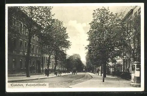 AK Eisleben, Bahnhofstrasse mit Litfasssäule