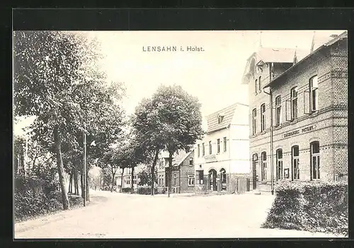 AK Lensahn i. Holst., Strassenpartie mit Königlichem Postamt und Geschäft