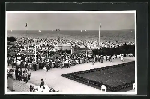 AK Ostseebad Travemünde, Veranstaltung mit vielen Menschen am Strand