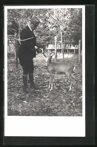 AK Mann füttert ein Reh