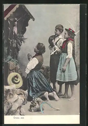 AK Junges Mädchen mit Rosenkranz knieht am Flurkreuz, daneben zwei Freunde