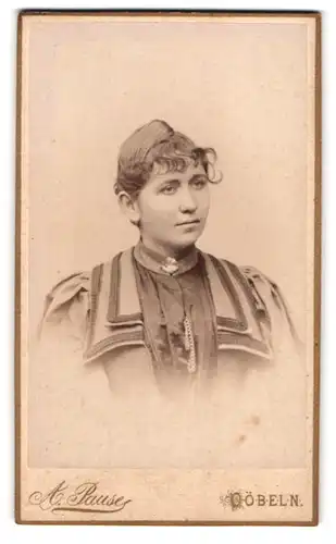 Fotografie A. Pause, Döbeln, Bahnhofstr., Portrait junge Frau mit modischer Frisur und edler Bluse