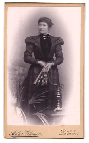 Fotografie Atelier Johnsen, Döbeln, Zwingerstr. 34, Portrait elegante junge Dame mit Fächer