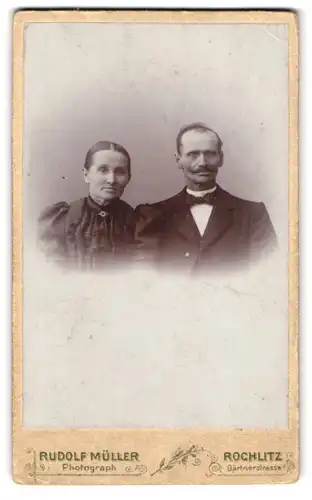 Fotografie Rudolf Müller, Rochlitz, Gärtnerstr., Portrait bürgerliches Paar in edler Kleidung