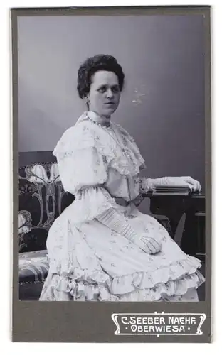 Fotografie C. Seeber Nachf., Oberwiesa, Portrait Dame im edlen sommerlichen Kleid und Handschuhen