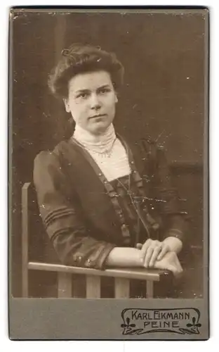 Fotografie Karl Eikmann, Peine, Gröpern, Portrait junge Dame mit Hochsteckfrisur und edler Bluse