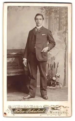 Fotografie Felix Schubert, Marburg, Portrait junger Herr im Anzug in einer Studiokulisse