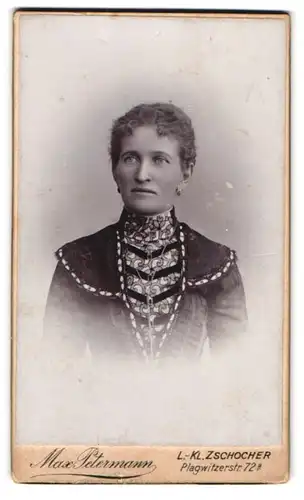 Fotografie Max Petermann, L.-Kl. Zschocher, Plagwitzerstr. 72a, Portrait bürgerliche Dame in modischer Bluse