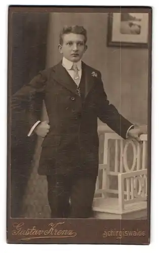 Fotografie Gustav Krenz, Schirgiswalde, Portrait junger Herr im edlen Anzug mit Ansteckblume