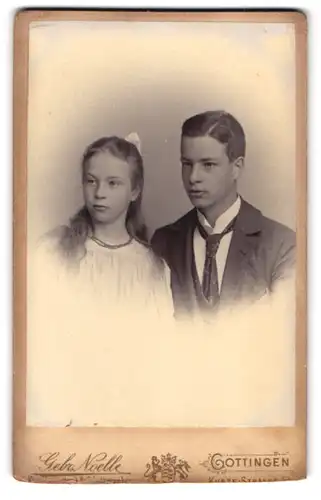 Fotografie Gebr. Noelle, Göttingen, Kurze Strasse 5a, Portrait hübsches Geschwisterpaar, Knabe mit Krawatte