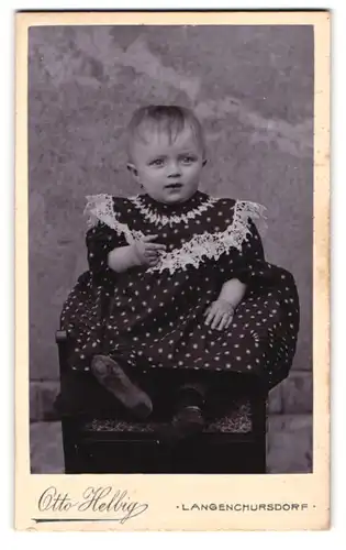 Fotografie Otto Helbig, Langenchursdorf, Portrait niedliches Baby im gepunktetem Kleidchen