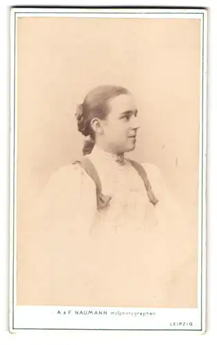 Fotografie A. & F. Naumann, Leipzig, Dorotheenstr. 6, Portrait junge Dame mit Flechtfrisur im Profil