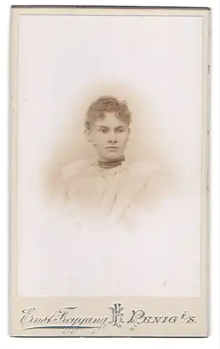 Fotografie Ernst Freygang, Penig i. S., Brückenstr., Portrait junge Frau mit lockigen Haaren