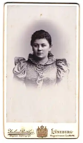 Fotografie Julius Rathje, Lüneburg, Wagestrasse 2, Portrait hübsche füllige Dame in edler Bluse mit Puffärmeln