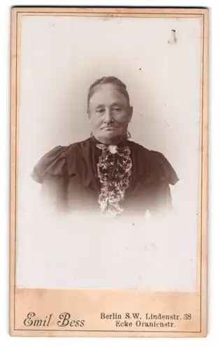 Fotografie Emil Bess, Berlin, Lindenstr. 38 Ecke Oranienstr., Portrait ältere Dame in edler Bluse mit Brosche