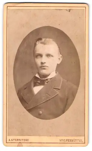 Fotografie A. Sternitzky, Wolfenbüttel, Krambuden 6, Portrait blonder junger Mann im Anzug mit Krawatte