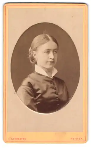 Fotografie E. Schroeter, Meissen, Obergasse 597, Portrait hübsche junge Dame mit Flechtfrisur im Halbprofil