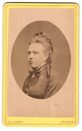 Fotografie W. Loeber, Dresden-Neustadt, Hauptstrasse 19, Portrait junge Dame mit Flechtfrisur und Kragenschleife