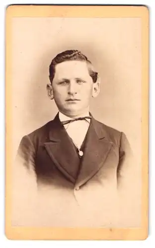 Fotografie H. Strube, Löbau i. S., Bahnhofstrasse 316, Portrait Knabe mit Seitenscheitel und Fliege