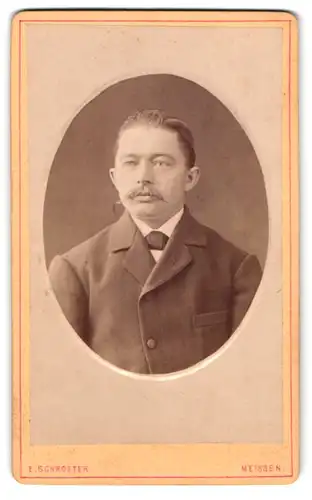 Fotografie E. Schroeter, Meissen, Obergasse 597, Portrait bürgerlicher Herr mit Zwirbelbart und Anzug