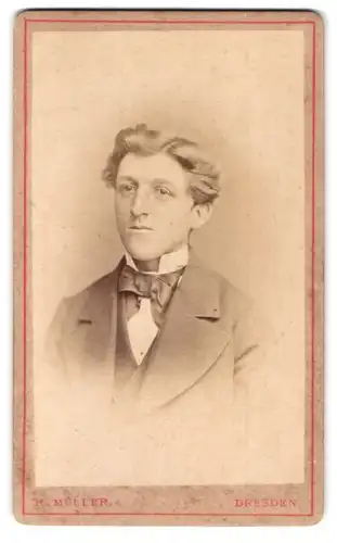 Fotografie R. Müller, Dresden, Marienstr. 26, Portrait junger blonder Herr mit Seitenscheitel und Fliege