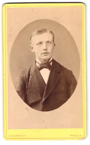 Fotografie E. Schroeter, Meissen, Obergasse 597, Portrait junger blonder Herr mit Fliege