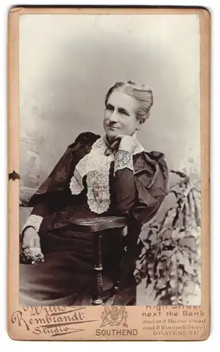 Fotografie Willis, Southend, High Street, Portrait ältere Dame in Spitzenbluse und Denkerpose