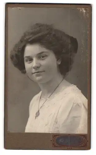 Fotografie Georg Kühn, Meuselwitz, Portrait hübsche lächelnde Dame mit modischer Frisur