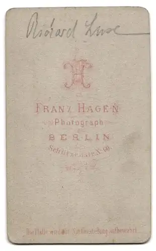 Fotografie Franz Hagen, Berlin, Schützenstr. 60, Portrait eleganter Herr mit Brille und Schnauzbart