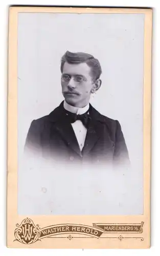 Fotografie Walther Herold, Marienberg i. S., Katharinenstr. 85, Portrait eleganter Herr mit Brille und Schnurrbart