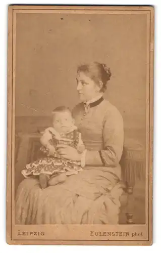 Fotografie Eulenstein, Leipzig, Zeitzer-Str. 34, Portrait junge Mutter mit Baby
