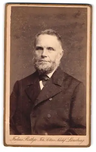 Fotografie Julius Rathje, Lüneburg, Wagestrasse 2, Portrait älterer Herr mit Vollbart und Fliege