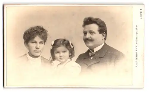 Fotografie A. & F. Naumann, Leipzig, Dorotheenstr. 6, Familienportrait mit niedlichem Mädchen und Haarschleifen
