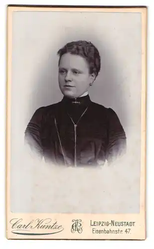 Fotografie Carl Kuntze, Leipzig-Neustadt, Eisenbahnstr. 47, Portrait junge Dame in edler Bluse mit Ohrring