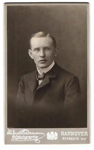 Fotografie Emil Tiedemann, Hannover, Georgstr. 14, Portrait junger Herr im edlen Anzug mit Fliege