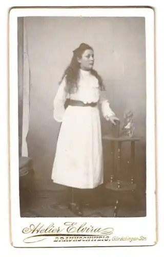 Fotografie Atelier Elvira, Braunschweig, Gördelinger-Str., junge Dame mit offenem Haar und weissem Kleid