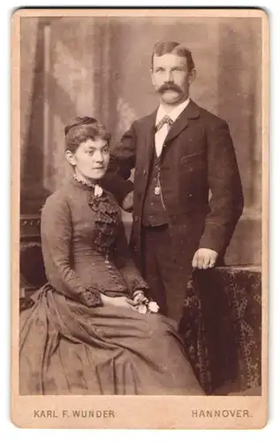 Fotografie Karl F. Wunder, Hannover, Friedrichstrasse, Portrait junges bürgerliches Paar in eleganten Kleidern