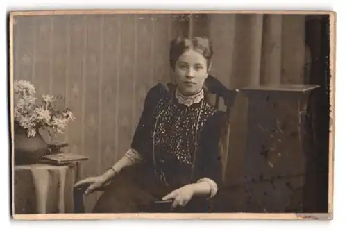 Fotografie Adolph Richter, Leipzig-Lindenau, Merseburgerstr. 61, Portrait einer hübschen jungen Frau vor einer Tapete